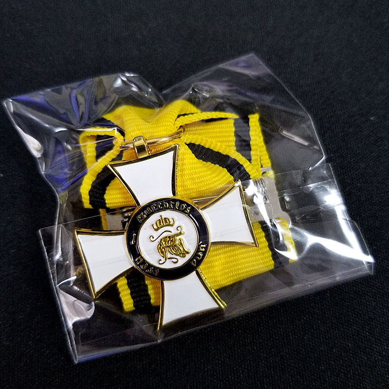 Klassische Kreuz-Medaillen-Rep – Collectible Vintage Brooches Bewertung und Preis